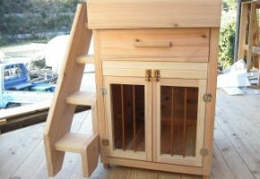 室内で飼う小型犬用です。運動不足にならないように階段付きになっています。